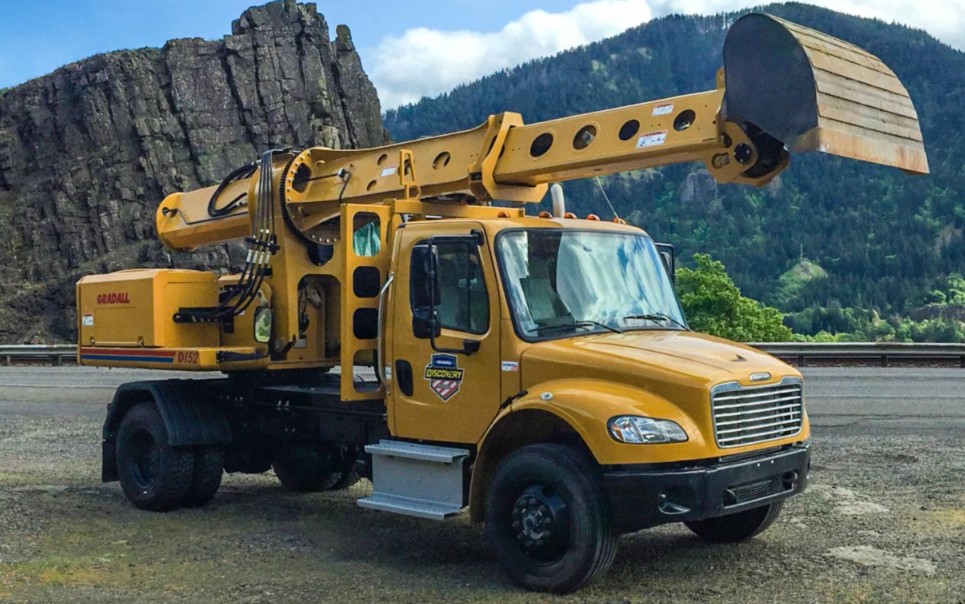 D174 CROSSOVER EXCAVATOR Berry Tractor